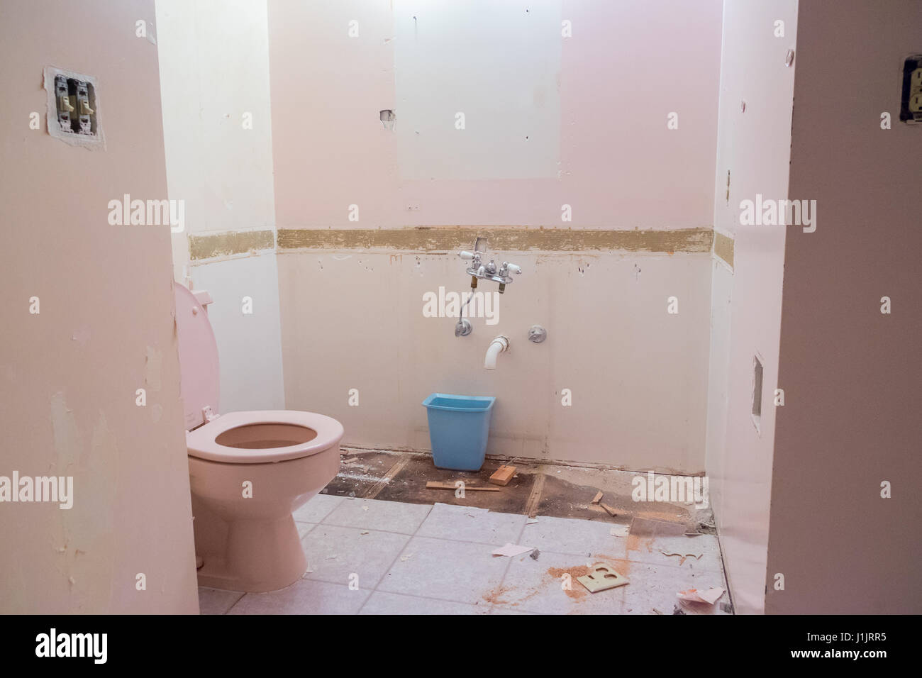 Bagno con toilette rosa durante la demo day su una casa residenziale lavori di rinnovamento e di grandi lavori di ristrutturazione. Foto Stock