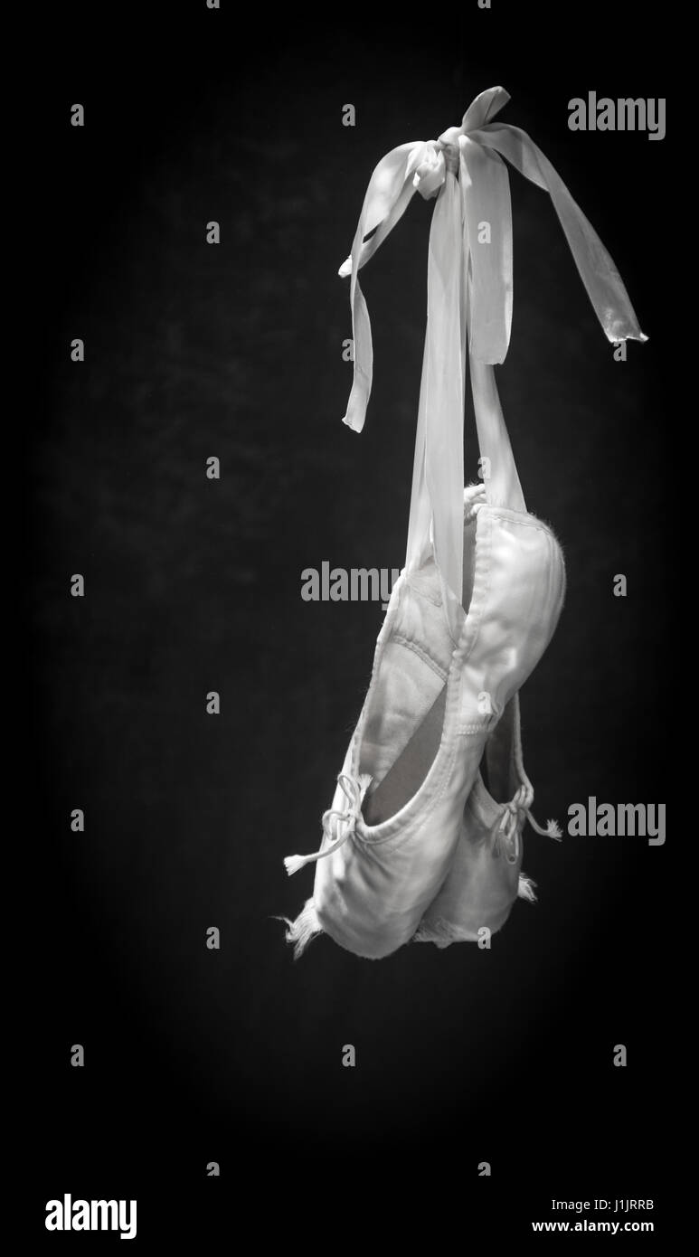 Sfilacciati ballet pointe shoes underwater Foto Stock