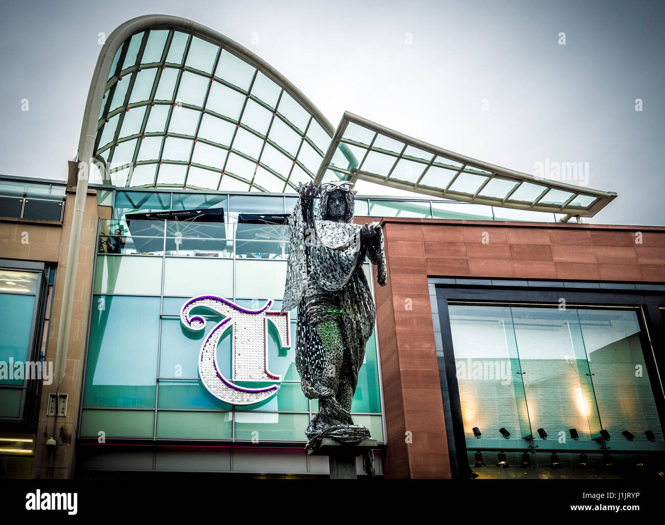 Il Briggate Minerva statua da Andy Scott al di fuori della Trinità shopping centre, Leeds. Foto Stock