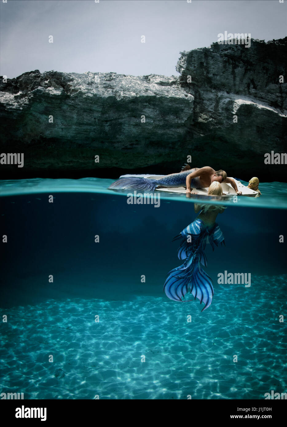 Merman e mermaid con il mostro marino Foto Stock