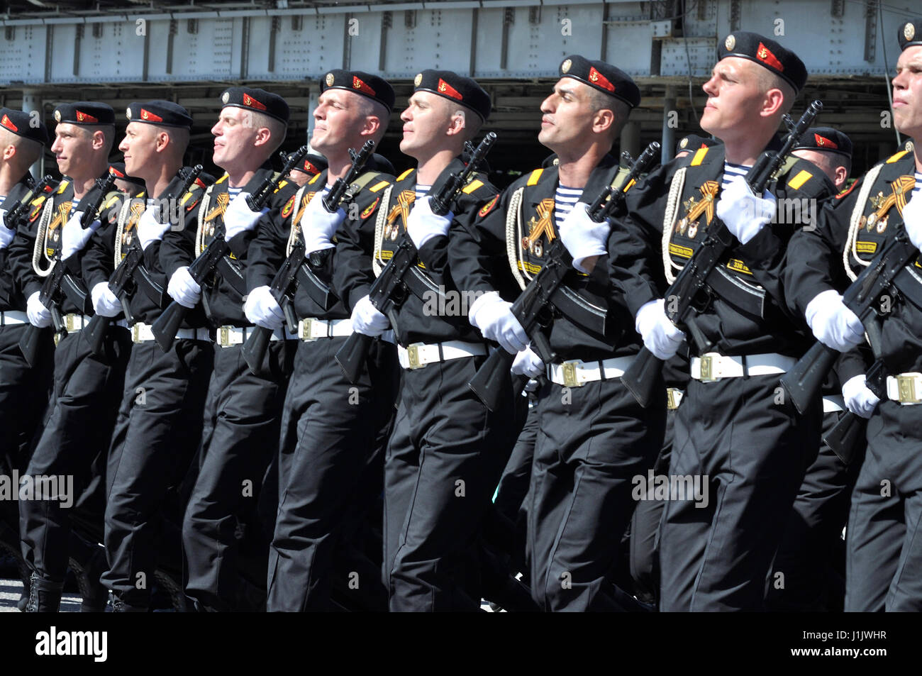 Navale russa di fanti sono di ritorno da Mosca Piazza Rossa dopo la vittoria parata del giorno. Foto Stock