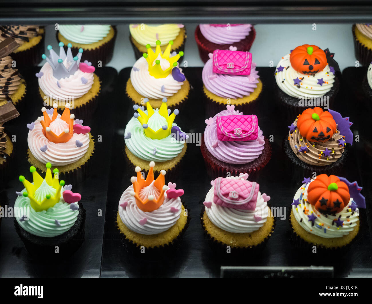 Fancy tortini di Halloween con zucche, borse e corone Foto Stock