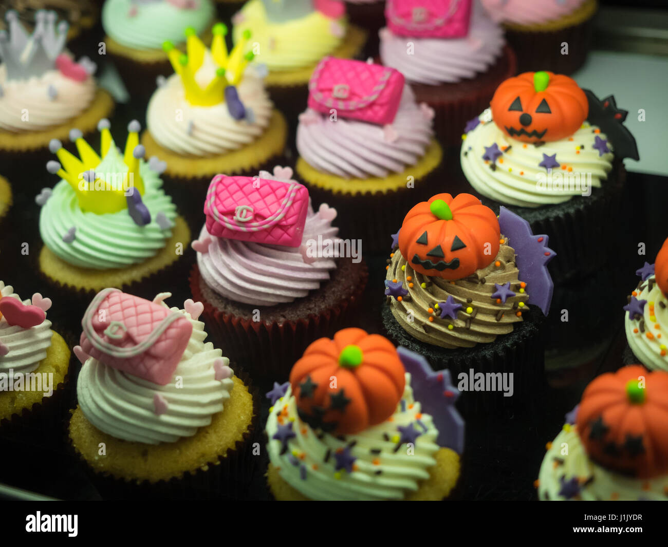 Fancy tortini di Halloween con zucche, borse e corone Foto Stock