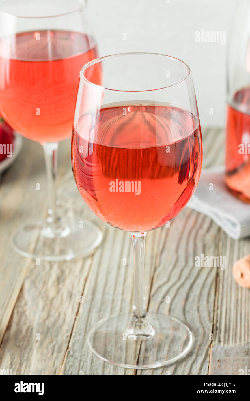 Rosa rinfrescante vino rosato in un bicchiere Foto Stock