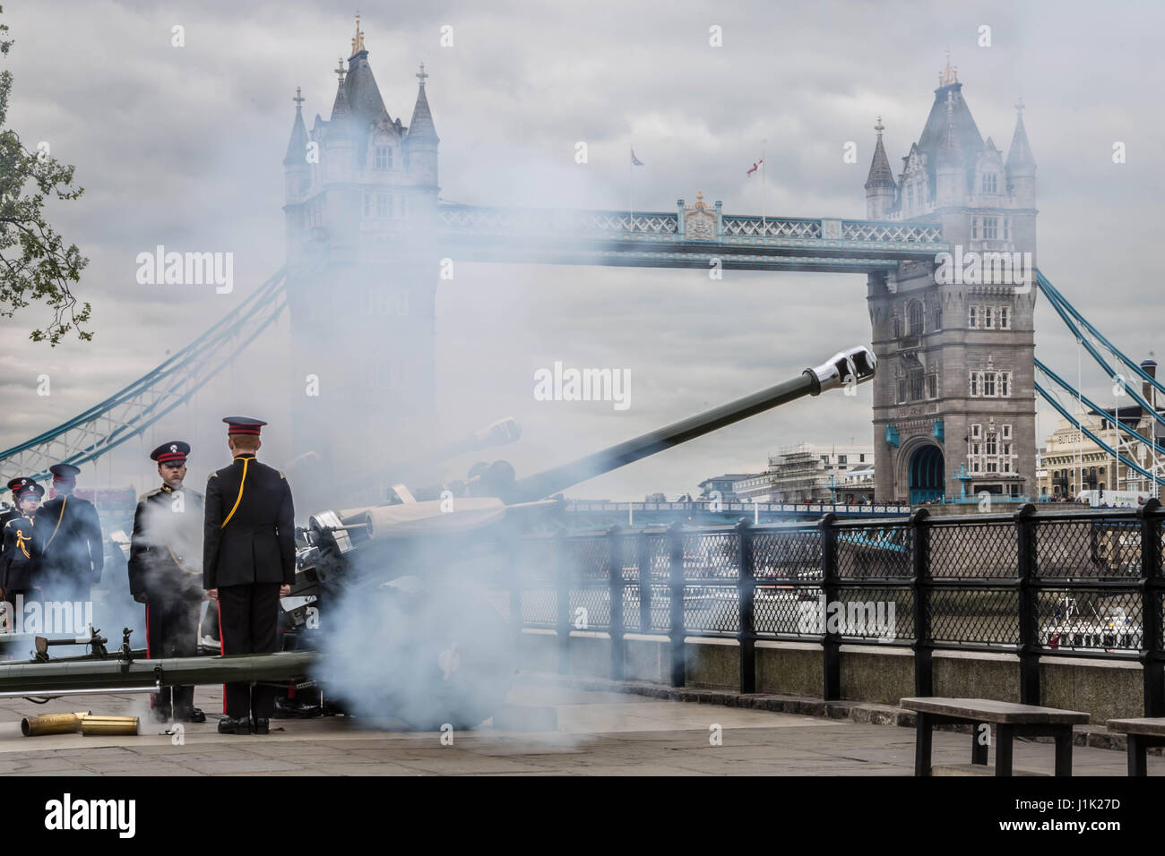 Londra, Regno Unito. Xxi Aprile, 2017. 62-gun salute licenziato dalla Onorevole Compagnia di Artiglieria presso la Torre di Londra in occasione del Queen's 91º compleanno. Credito: Guy Corbishley/Alamy Live News Foto Stock