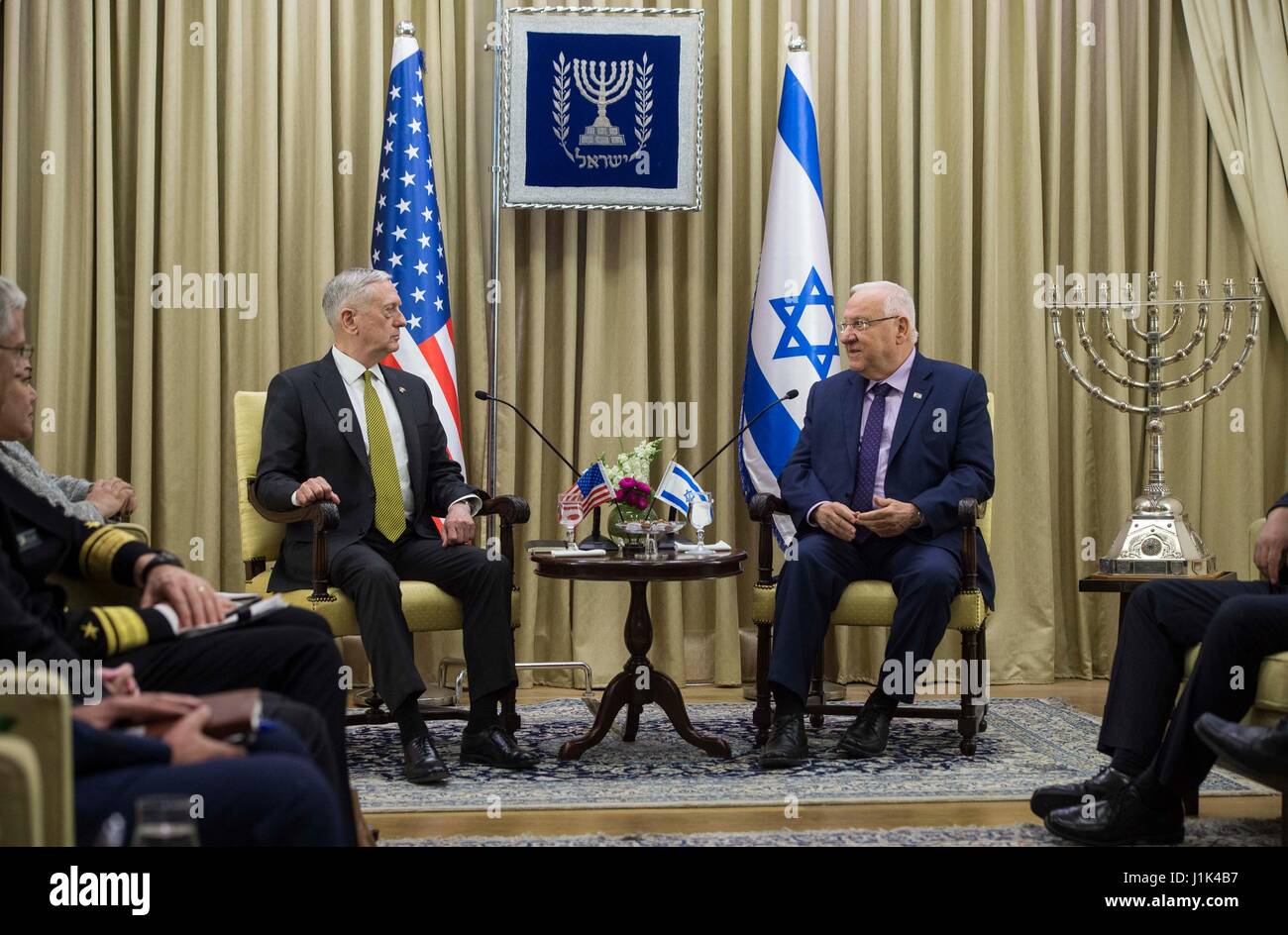 Gerusalemme, Israele. Xxi Aprile, 2017. Stati Uniti Il Segretario della Difesa James Mattis durante un incontro bilaterale con il presidente israeliano Reuven Rivlin, destra, Aprile 21, 2017 a Gerusalemme, Israele. Credito: Planetpix/Alamy Live News Foto Stock