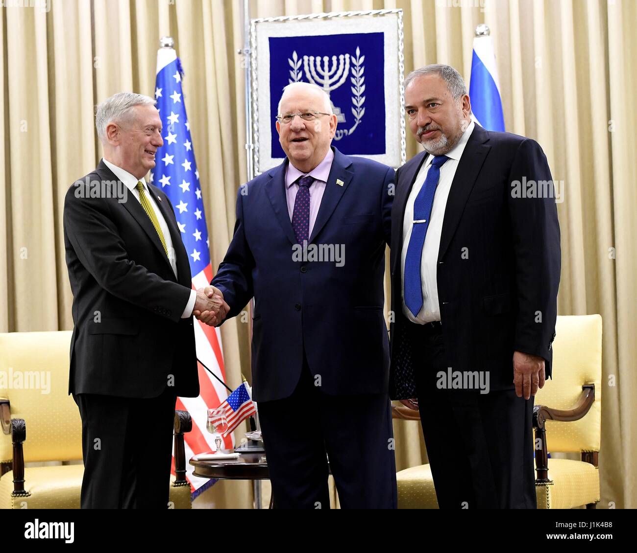 Gerusalemme, Israele. Xxi Aprile, 2017. Stati Uniti Il Segretario della Difesa James Mattis, sinistra, è accolto dal Presidente israeliano Reuven Rivlin, centro, come israeliani il Ministro della Difesa di Avigdor Lieberman guarda il 21 aprile 2017 a Gerusalemme, Israele. Credito: Planetpix/Alamy Live News Foto Stock