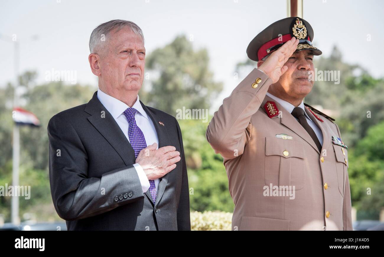 Stati Uniti Il Segretario della Difesa James Mattis, sinistra, si erge con la cultura Egiziana Il Mag. Gen. Ayman Abdel Hamid Amer, comandante della centrale di zona militare durante una ghirlanda cerimonia in onore di un soldato sconosciuto Memorial 20 aprile 2017 al Cairo, in Egitto. Foto Stock