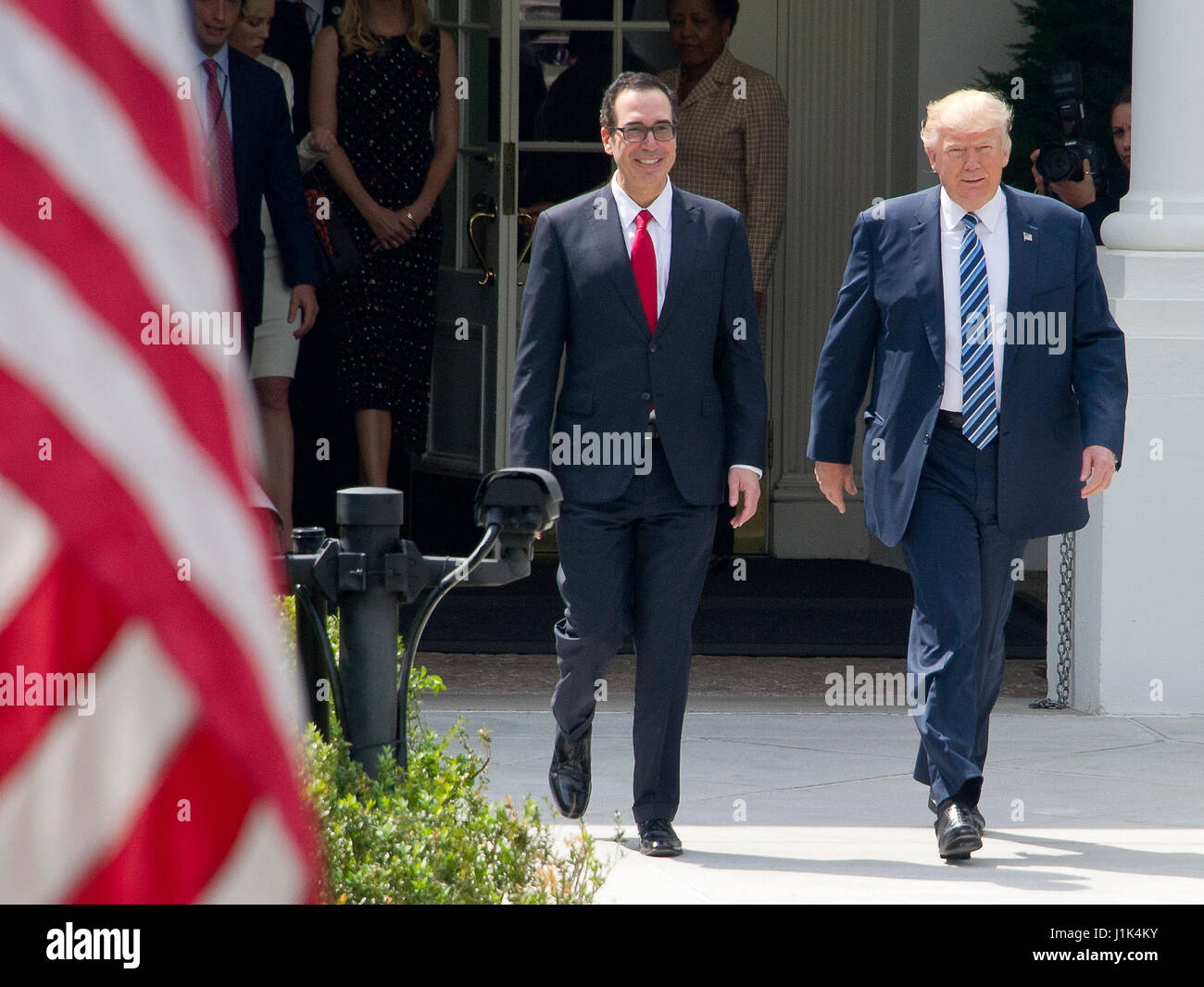 Washington DC, Stati Uniti d'America. Xxi Aprile, 2017. Il Presidente degli Stati Uniti, Trump passeggiate al Tesoro USA costruire con il Ministro del Tesoro americano Steven Mnuchin a firmare gli ordini esecutivi relativi ai servizi finanziari di Washington il 21 aprile 2017. Credito: Ron Sachs/Piscina via CNP /MediaPunch/Alamy Live News Foto Stock