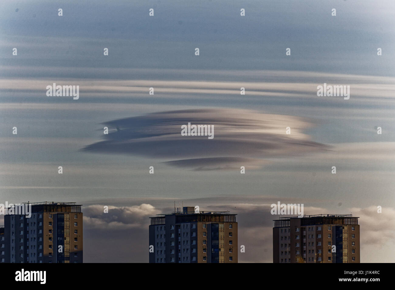 Glasgow, Scotland, Regno Unito, XXI Aprile, strane forme UFO sopra la città,nubi lenticolare Altocumulus lenticularis sono fermi a forma di lente nuvole che si formano nella troposfera © Gerard Ferry/Alamy Live News Foto Stock