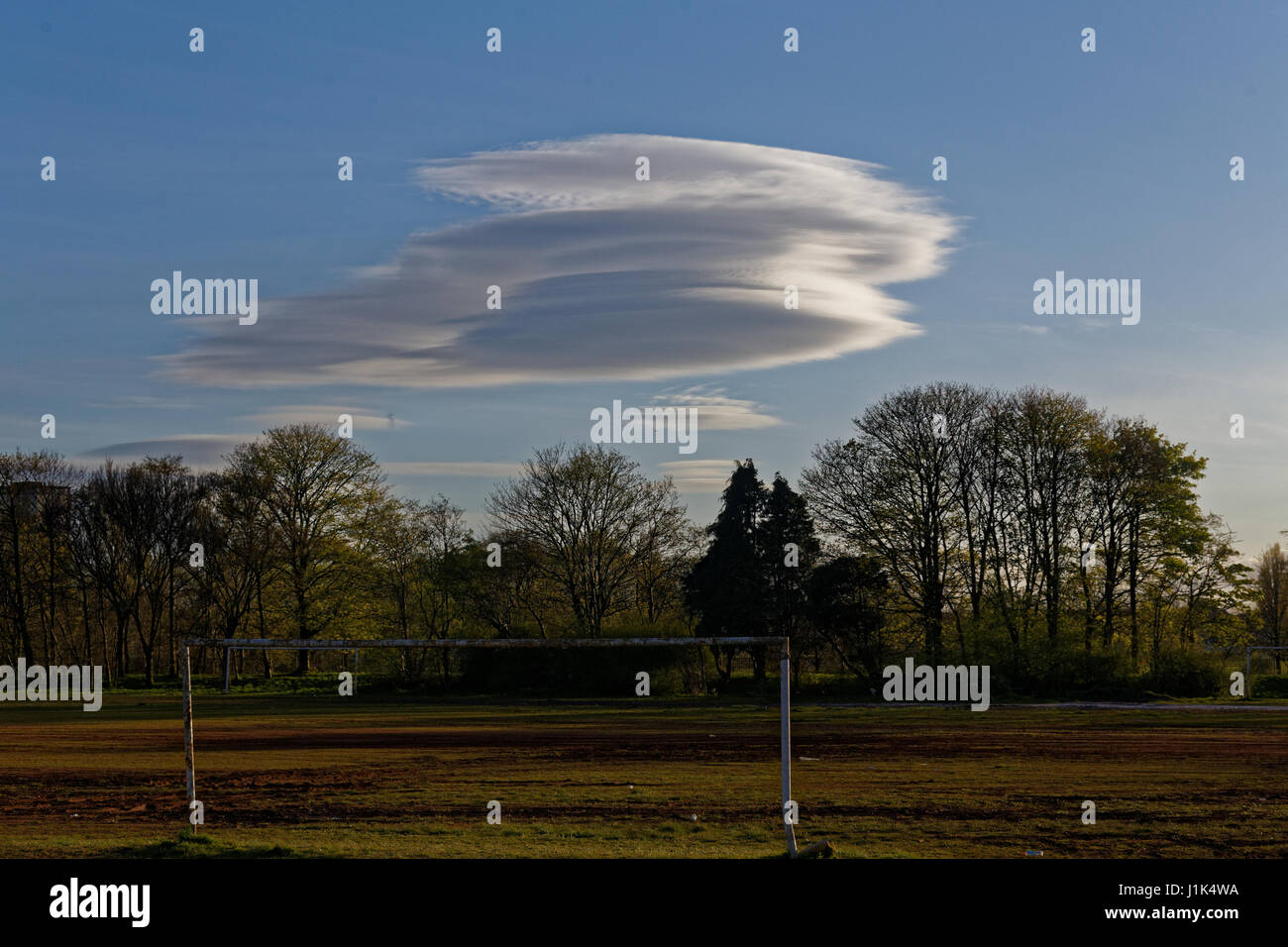 Glasgow, Scotland, Regno Unito, XXI Aprile, strane forme UFO sopra la città,nubi lenticolare Altocumulus lenticularis sono fermi a forma di lente nuvole che si formano nella troposfera © Gerard Ferry/Alamy Live News Foto Stock