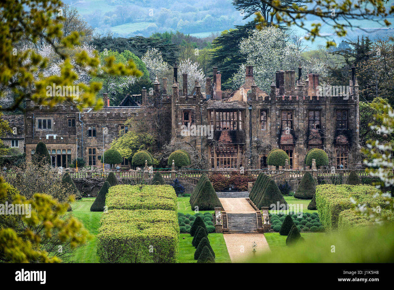 Beaminster, Dorset, Regno Unito. Xxi Aprile, 2017. Un uomo è stato arrestato per sospetto di arson relative a un enorme incendio presso una casa Parnham nel Dorset durante il weekend di Pasqua. Nella foto è il pesce eviscerato xvi secolo dimora signorile vicino Beaminster. Credito: Andrew Lloyd/Alamy Live News Foto Stock