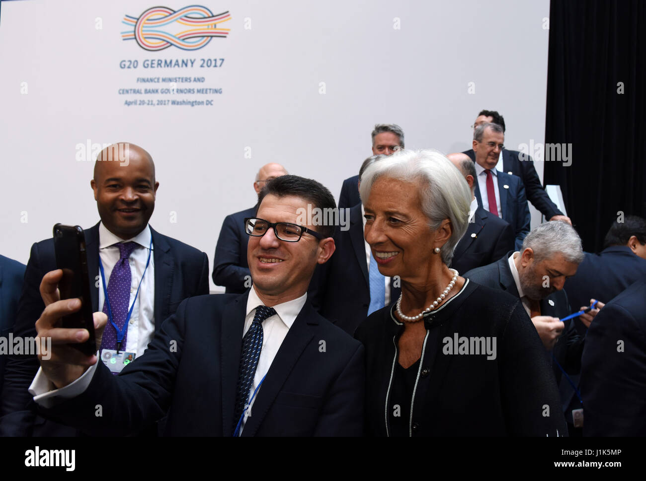 Washington, Stati Uniti d'America. Xxi Aprile, 2017. Fondo monetario internazionale (FMI) Direttore Christine Lagarde (R, anteriore) pone per un selfie con un partecipante dopo una foto di gruppo del G20 dei ministri delle Finanze e i governatori delle Banche Centrali riuniti a Washington DC, capitale degli Stati Uniti, il 21 aprile 2017. I ministri delle Finanze dal Gruppo dei 20 principali economie hanno raggiunto un ampio consenso sul fatto che il libero commercio e mercati aperti è meglio per promuovere la crescita economica globale, Tedesco alti funzionari detto venerdì. Credito: Yin Bogu/Xinhua/Alamy Live News Foto Stock