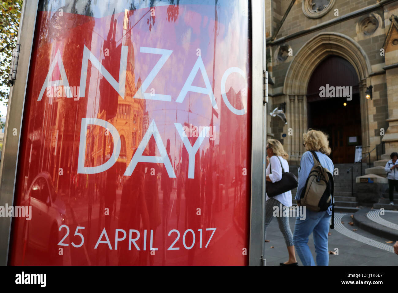 Melbourne, Australia. 22 apr, 2017. Bandiere commemorative volare a Melbourne come la città si prepara a mark Anzac Day il 25 aprile come parte del 102º centenerary per commemorare il sbarchi da Australia e Nuova Zelanda esercito in Gallipoli la Turchia il 25 aprile 1915 Credit: amer ghazzal/Alamy Live News Foto Stock