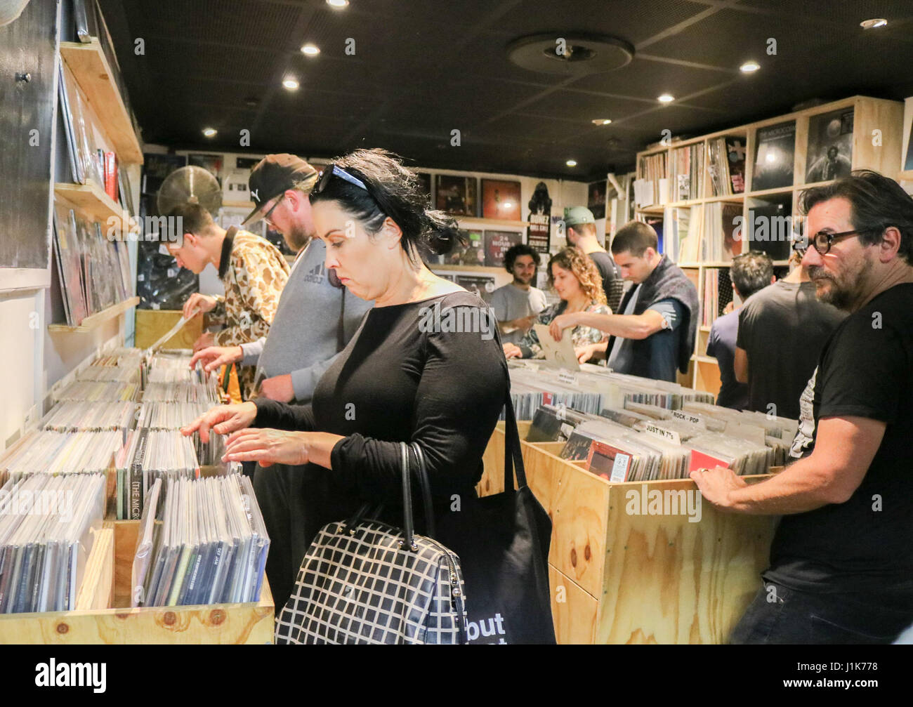 Melbourne, Australia. 22 apr, 2017. Gli appassionati di musica di dischi in vinile visitare negozi di record di Melbourne come una celebrazione di musica analogica ascoltato in formato fisico e per supportare in modo indipendente di proprietà di negozi di musica di tutto il mondo sul record Store Day che si celebra in molte città del Regno Unito Stati Uniti e Australia Credit: amer ghazzal/Alamy Live News Foto Stock
