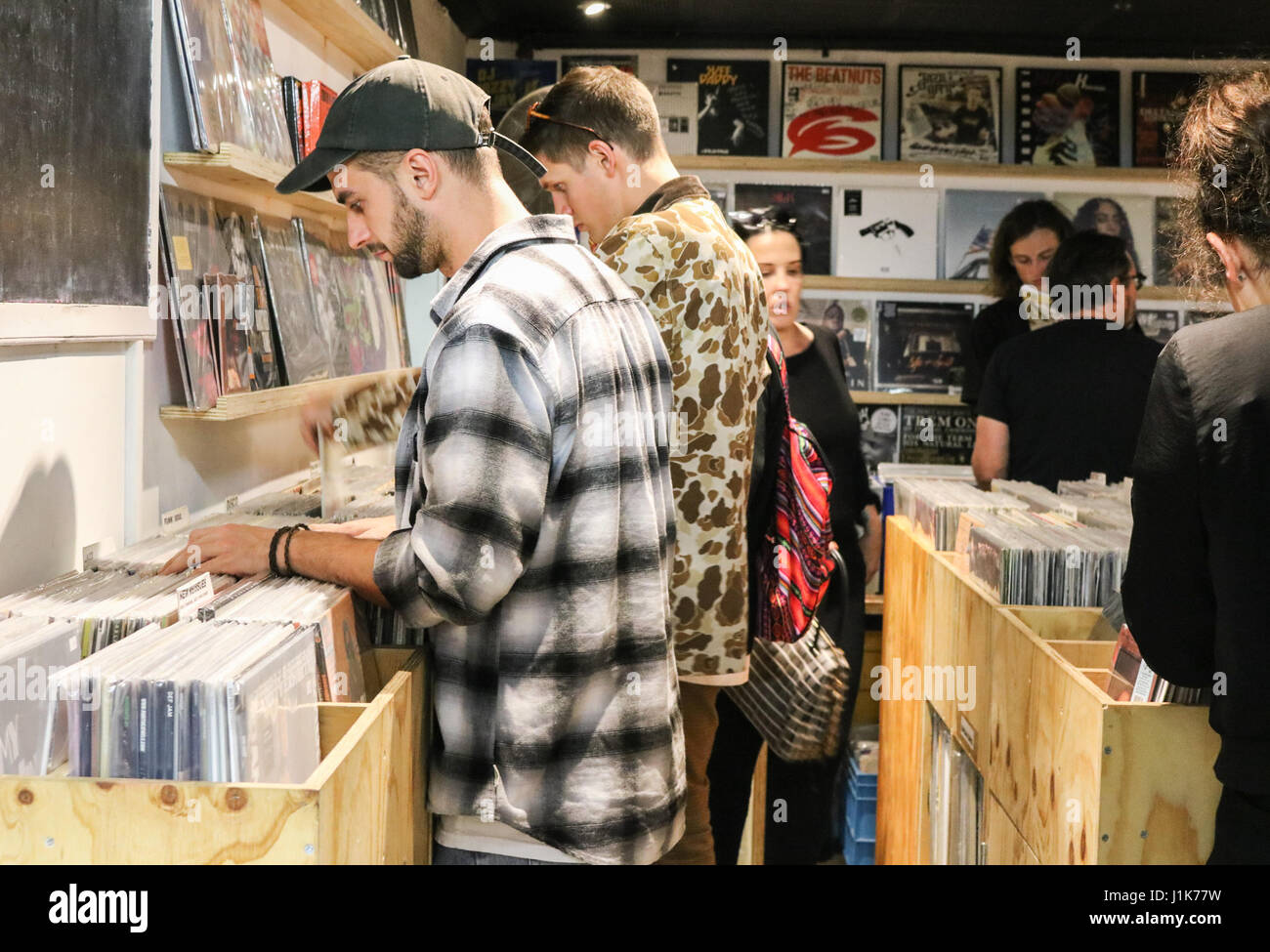 Melbourne, Australia. 22 apr, 2017. Gli appassionati di musica di dischi in vinile visitare negozi di record di Melbourne come una celebrazione di musica analogica ascoltato in formato fisico e per supportare in modo indipendente di proprietà di negozi di musica di tutto il mondo sul record Store Day che si celebra in molte città del Regno Unito Stati Uniti e Australia Credit: amer ghazzal/Alamy Live News Foto Stock