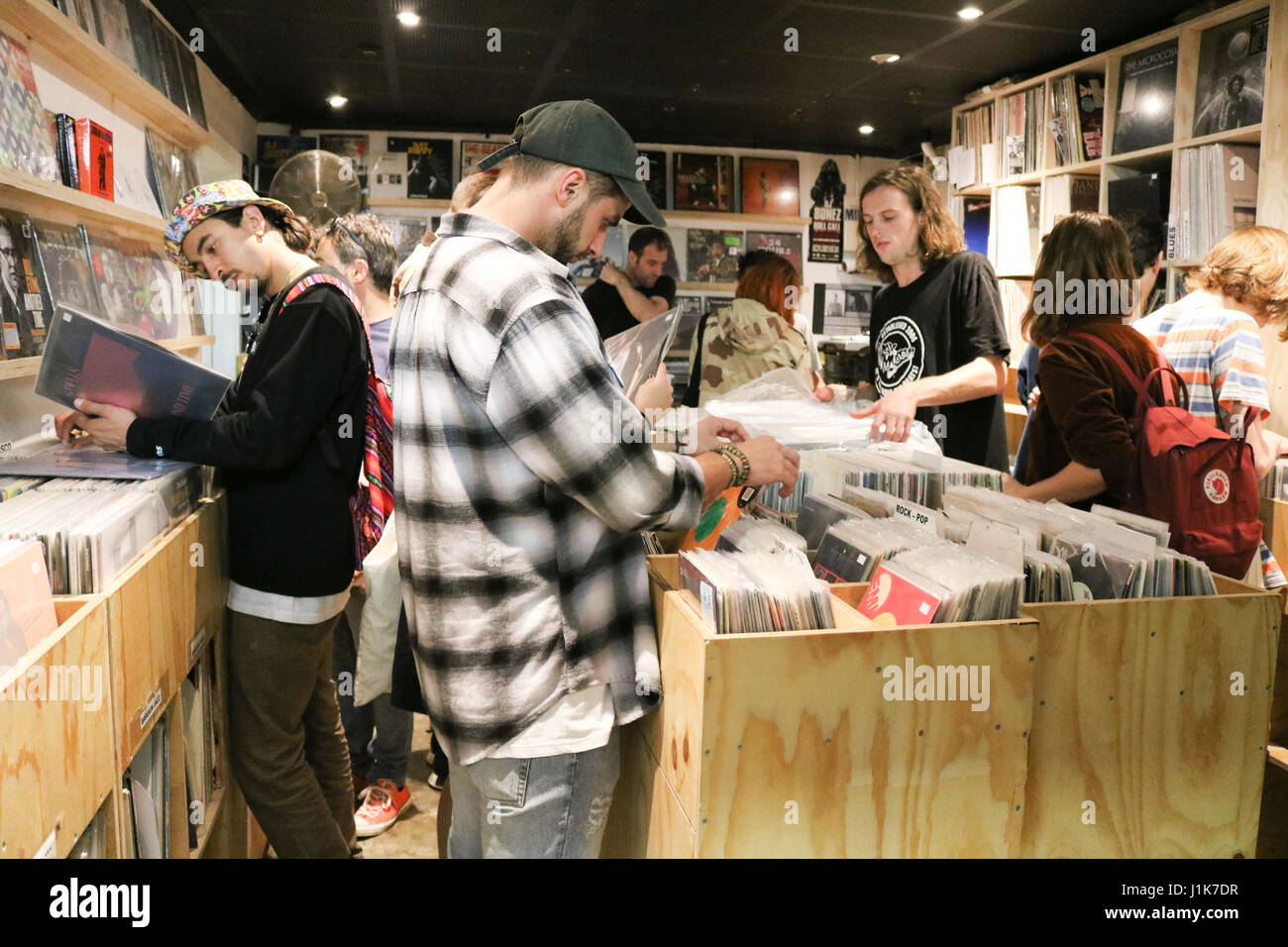 Melbourne, Australia. 22 apr, 2017. Gli appassionati di musica di dischi in vinile visitare negozi di record di Melbourne come una celebrazione di musica analogica ascoltato in formato fisico e per supportare in modo indipendente di proprietà di negozi di musica di tutto il mondo sul record Store Day che si celebra in molte città del Regno Unito Stati Uniti e Australia Credit: amer ghazzal/Alamy Live News Foto Stock