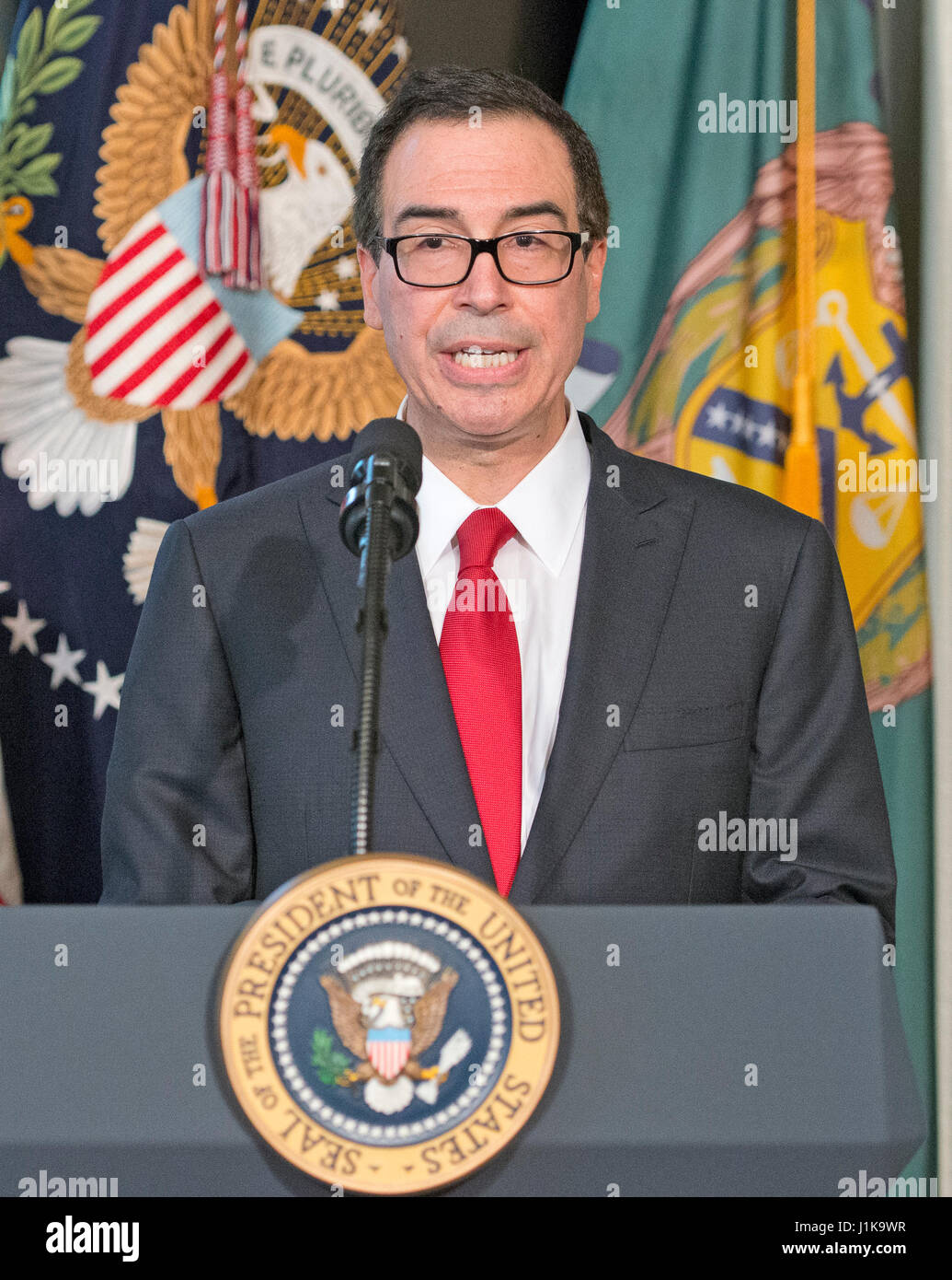Washington, USA. Xxi Aprile, 2017. Stati Uniti Segretario del Tesoro Steven Mnuchin rende commento prima di noi Presidente Trump firma tre ordini esecutivi in materia di servizi finanziari presso il Dipartimento del Tesoro di Washington il 21 aprile 2017. Credito: Ron Sachs/Piscina via CNP - nessun filo SERVICE - foto: Ron Sachs/consolidato/Piscina/dpa/Alamy Live News Foto Stock