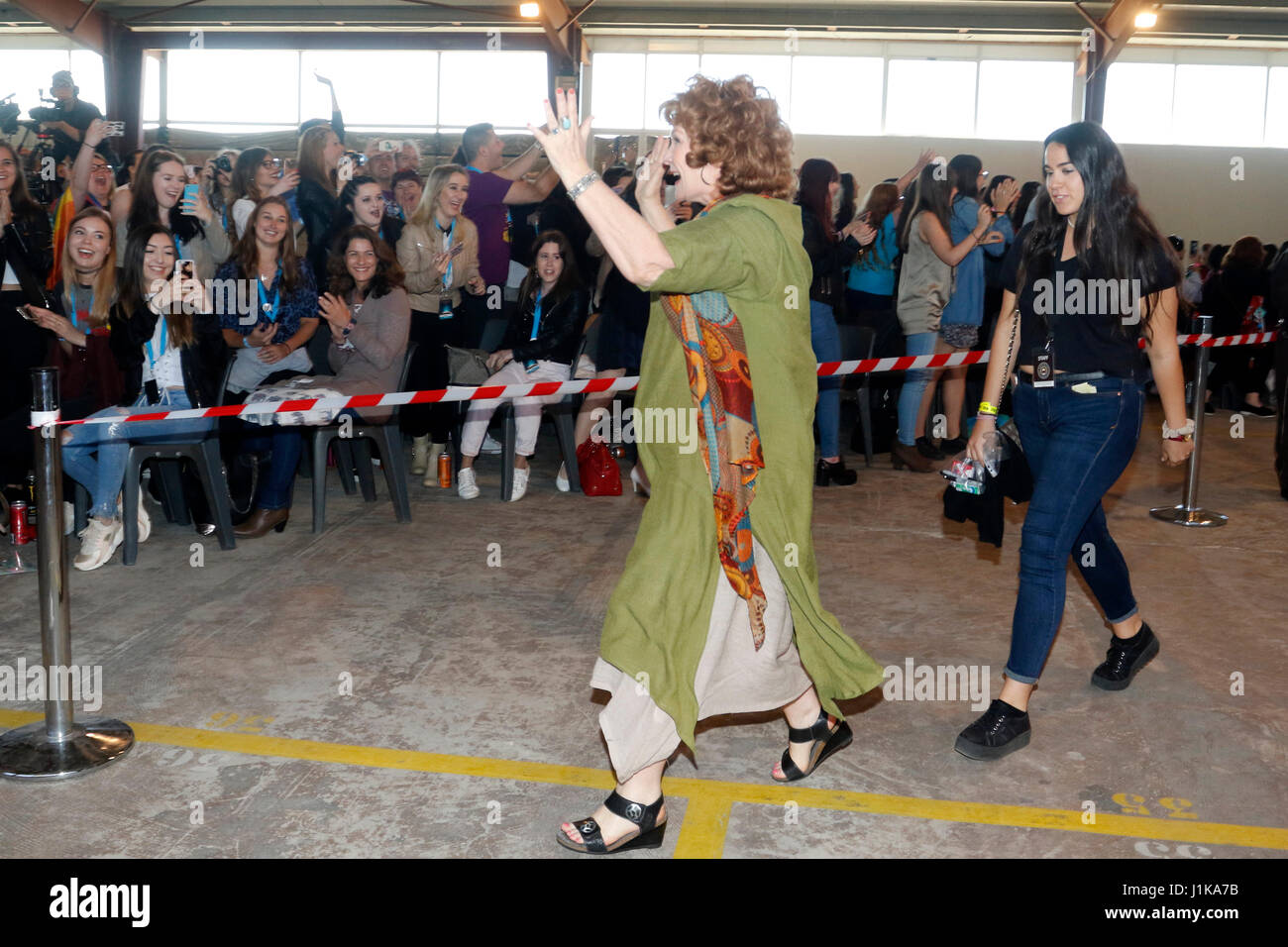 Barcellona, Spagna. 22 apr, 2017. L'attrice Beverley Elliott dal cast della serie televisiva "una volta" durante un Fan event a Barcellona, sabato 22 aprile 2017 Credit: Gtres Información más Comuniación on line,S.L./Alamy Live News Foto Stock