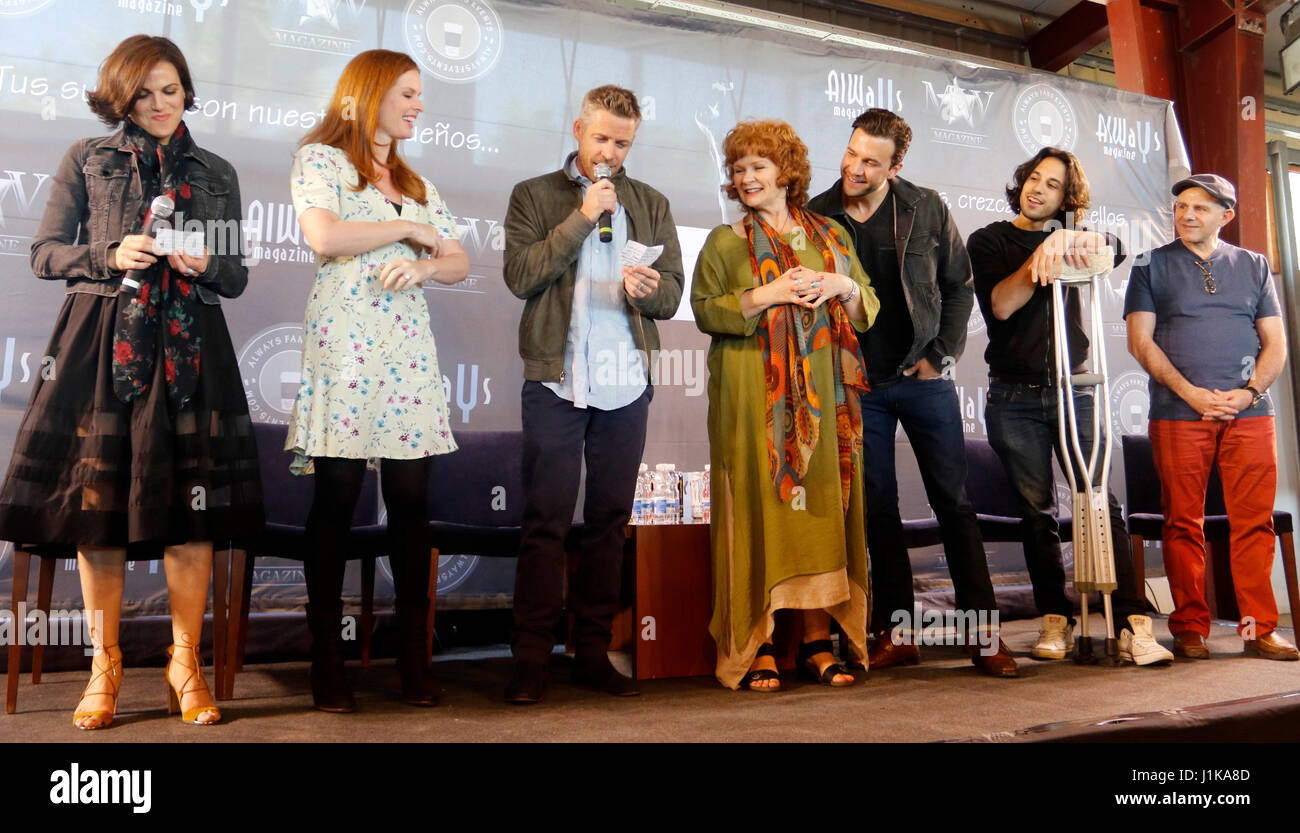 Barcellona, Spagna. 22 apr, 2017. Attori Lana Parrilla, Rebecca Mader, Faustino Di Bauda,Deniz Akdeniz, Gil McKinney, Beverley Elliott e Sean Maguire dal cast della serie televisiva "una volta" durante un Fan event a Barcellona, sabato 22 aprile 2017 Credit: Gtres Información más Comuniación on line,S.L./Alamy Live News Foto Stock
