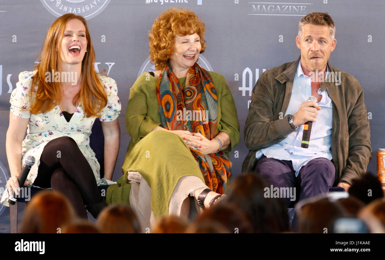 Barcellona, Spagna. 22 apr, 2017. Attori Rebecca Mader, Beverley Elliott e Sean Maguire dal cast della serie televisiva "una volta" durante un Fan event a Barcellona, sabato 22 aprile 2017 Credit: Gtres Información más Comuniación on line,S.L./Alamy Live News Foto Stock