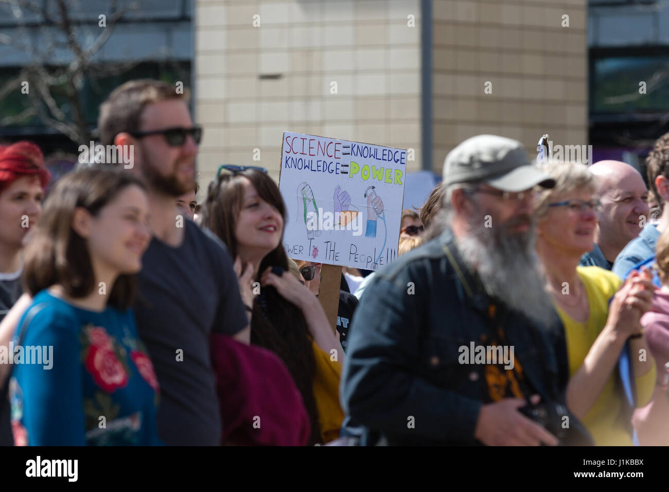 Bristol, Regno Unito. 22 apr, 2017. Banner in mezzo alla folla " La scienza è la conoscenza, la conoscenza è potere" Credito: Rob Hawkins/Alamy Live News Foto Stock