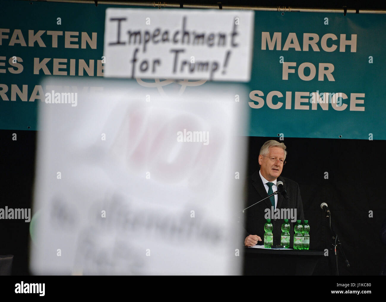 Freiburg, Germania. 22 apr, 2017. Il preside del Albert Ludwig University Hans-Jochen Schiewer parla durante la manifestazione "arch per la scienza" in Freiburg, Germania, 22 aprile 2017. I ricercatori, gli studenti e gli insegnanti stanno prendendo la strada a livello globale al fine di dimostrare di fatto basato la politica e il mondo accademico. Foto: Patrick Seeger/dpa/Alamy Live News Foto Stock