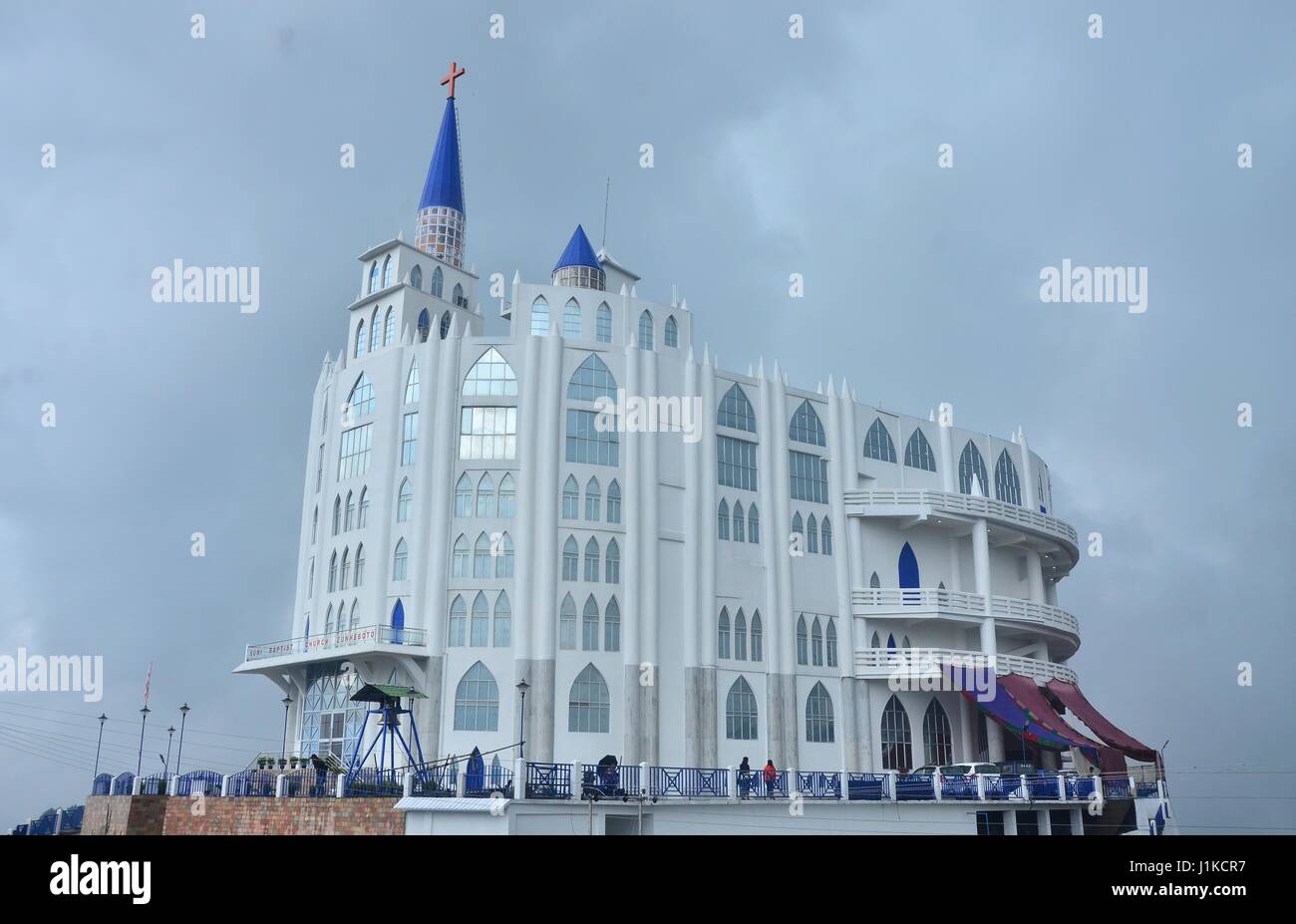 Zunheboto, India. 22 apr, 2017. Zunheboto, India Aprile 22, 2017: Vista di Sumi chiesa battista visto prima della inaugurazione del Sumi chiesa battista, chiesa più grande chiesa Battista e la seconda chiesa più grande in Asia a Zunheboto, India nord orientale di stato del Nagaland. La chiesa costruita a 1864.9m sopra il livello del mare e ha una capacità di 8500 persone è il più grande Christian chiesa Battista e la seconda chiesa più grande in Asia. Credito: Caisii Mao/Alamy Live News Foto Stock