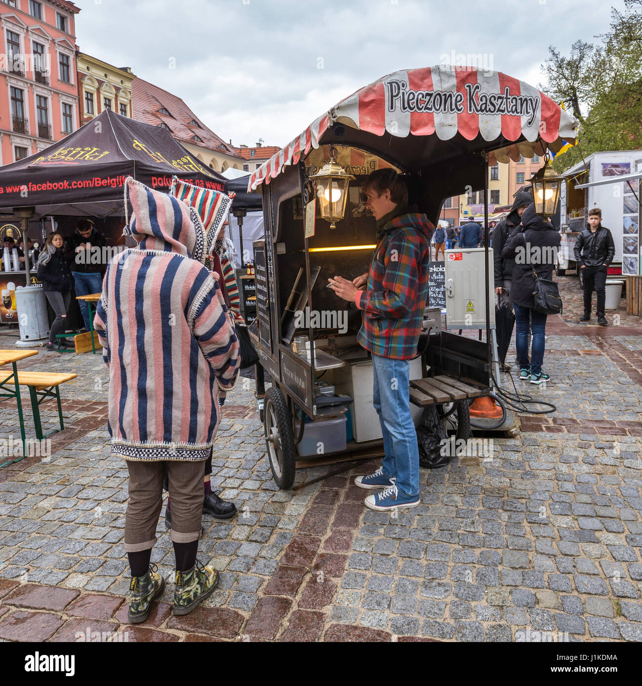 Torun, Polonia 22 apr, 2017 Carrello Castagno il 22 aprile 2017 al Festival Foodtruck a Torun, Polonia Credito: yorgil/Alamy Live News Foto Stock