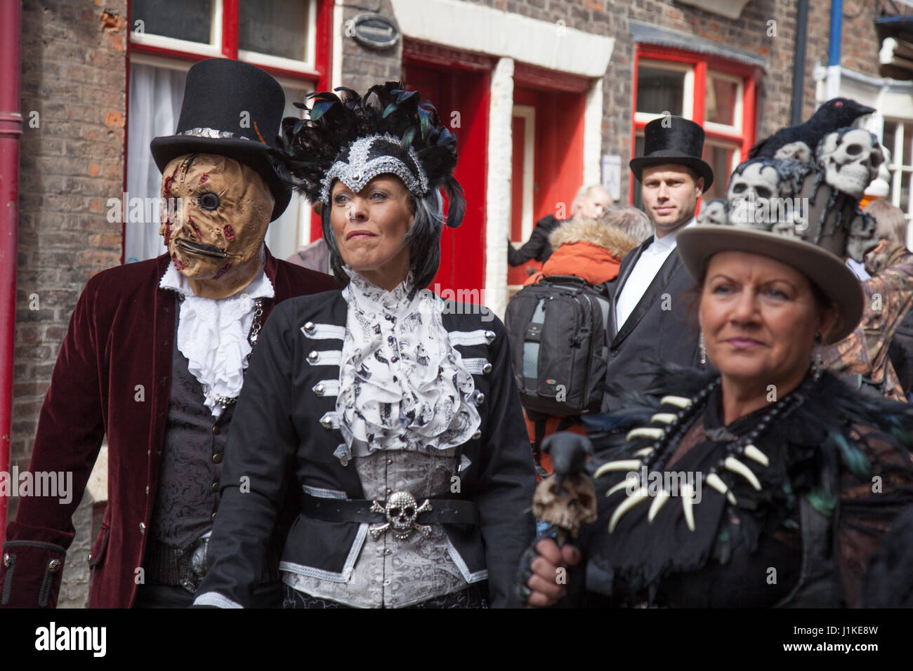 Un gruppo di Goti posa per foto a Whitby Credito: David Dixon/Alamy Live News Foto Stock