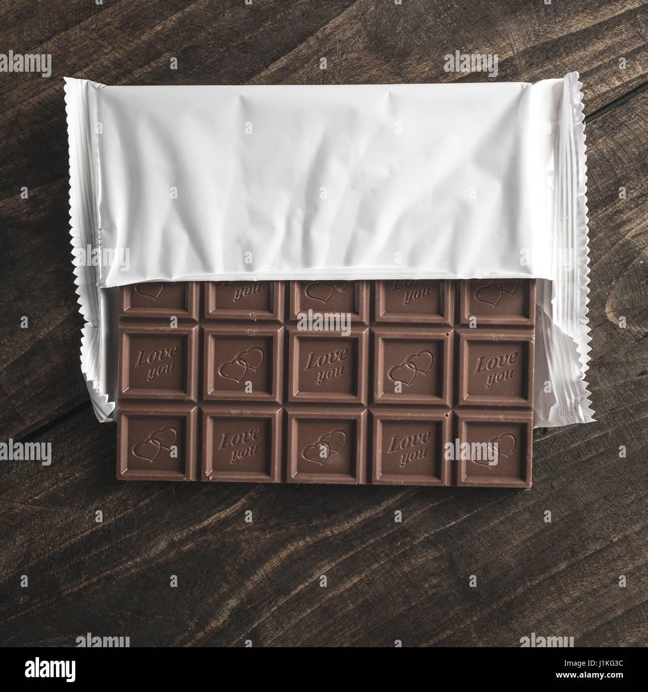 Barra di cioccolato su un tavolo di legno dal di sopra Foto Stock