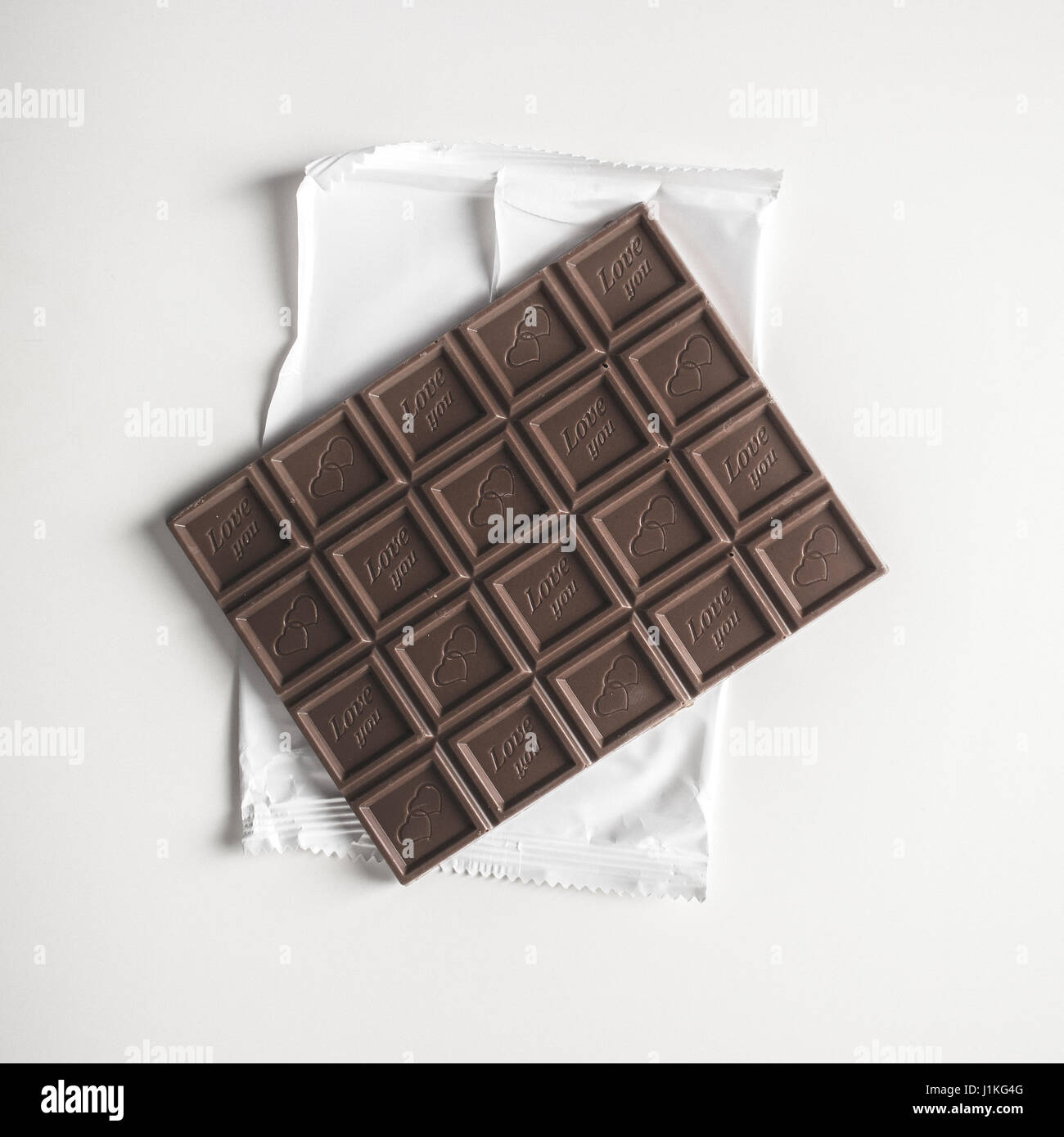 Barra di cioccolato bianco sul tavolo di legno dal di sopra Foto Stock