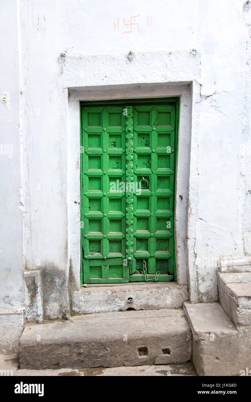 Vecchio verde porta ligneo nella città vecchia di Varanasi, India Foto Stock
