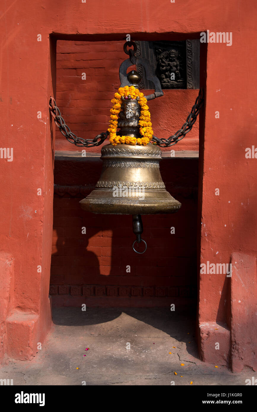 Campana del tempio al di fuori del tempio nepalese (Kathwala tempio) in Varanaci, India Foto Stock