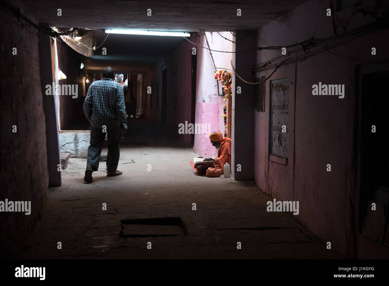 Sacerdote indù seduti su un angolo di strada di Varanasi, India Foto Stock