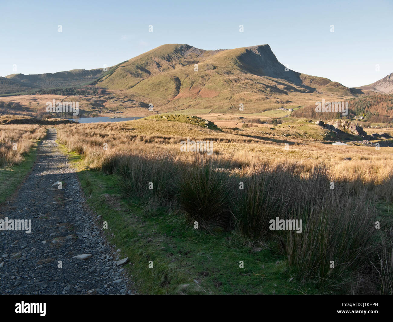 Su Snowdon Rhyd-Ddu del percorso con una vista a Y Garn e Mynydd Drws-y-coed sul crinale Nantlle Foto Stock