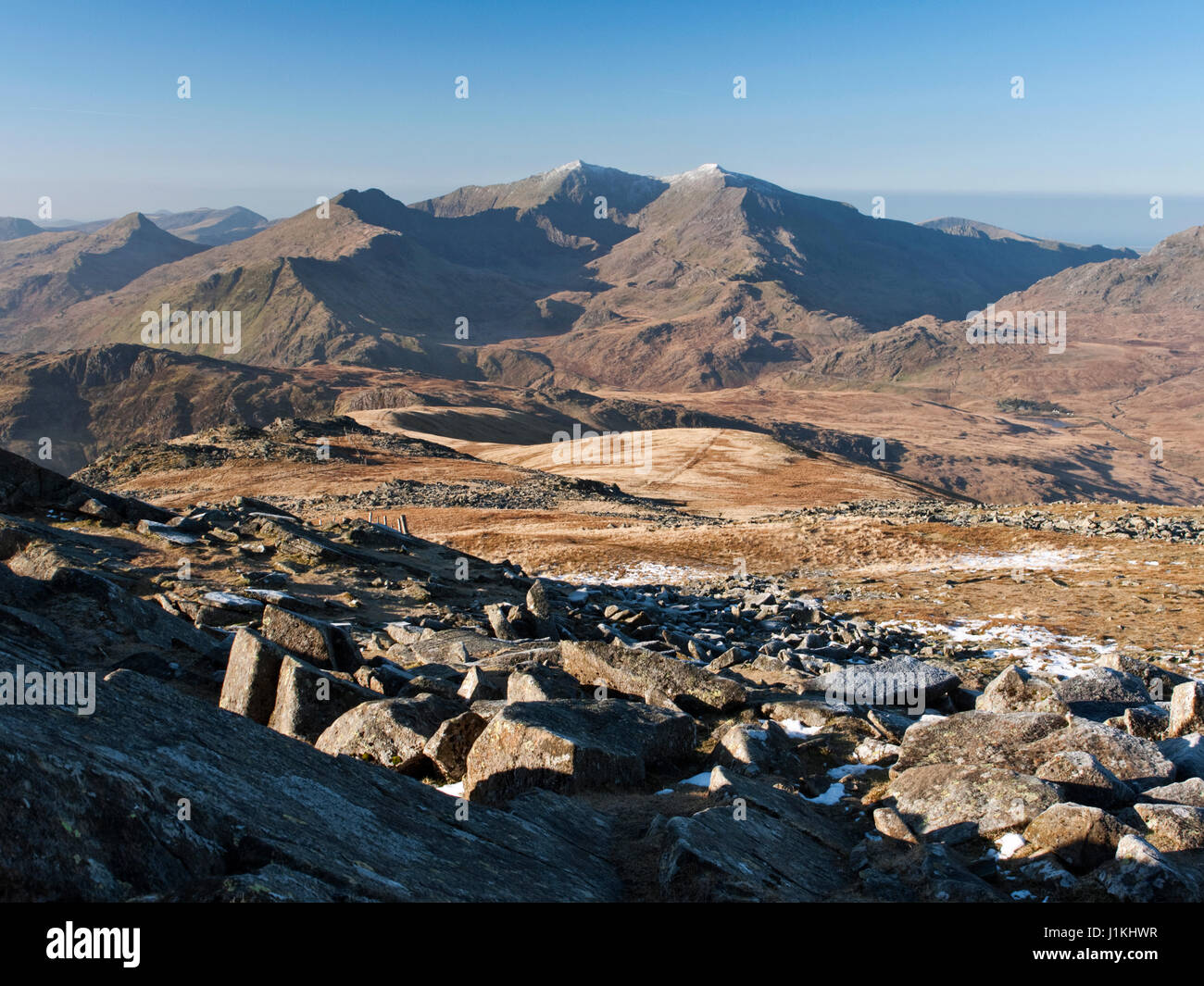 La Snowdon Horseshoe, comprendente Y Lliwedd, Snowdon (Yr Wyddfa), Carnedd Ugain e culle Goch visto dalla vetta rocce di Moel Siabod Foto Stock
