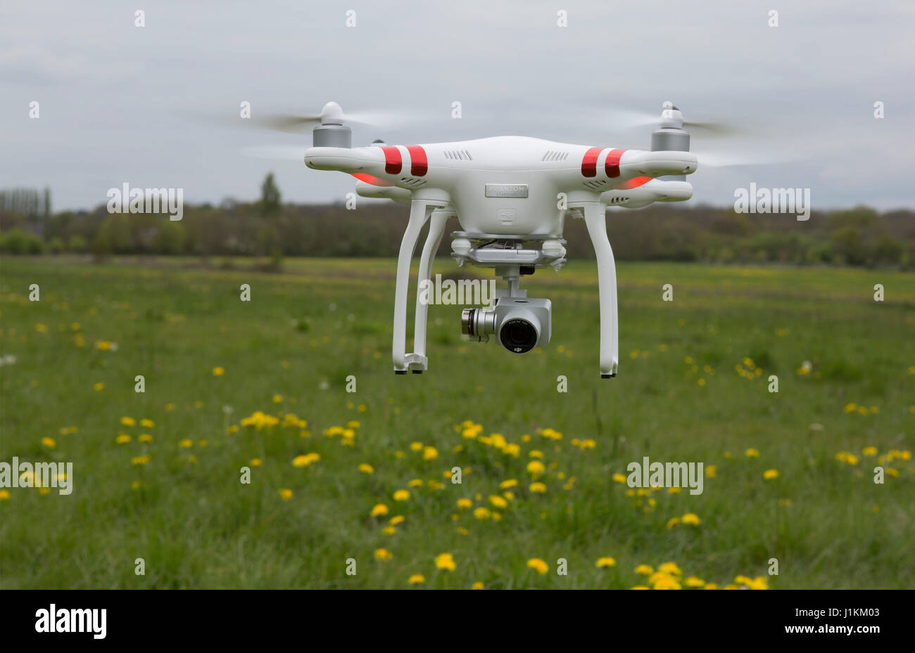 DJI Phantom drone basso fa passare su terreni agricoli Foto Stock