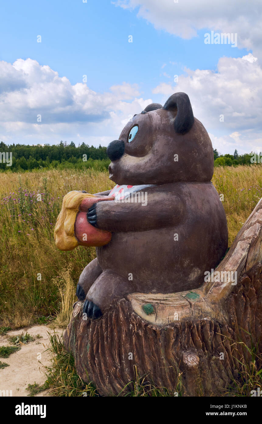 Berendeyevo, Russia, regione di Mosca, 26 luglio 2014, paesaggio estivo con favolose sculture. Orso con un honey pot. Foto Stock