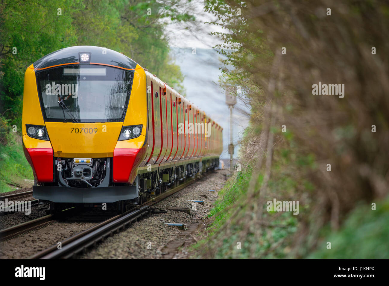 New South West treni 707 di classe sul test di prova eseguire Foto Stock