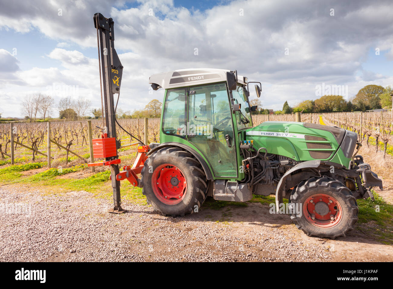 Il trattore è stato usato in un inglese britannico vigneto, Halfpenny verde, Staffordshire nella primavera del Regno Unito Foto Stock