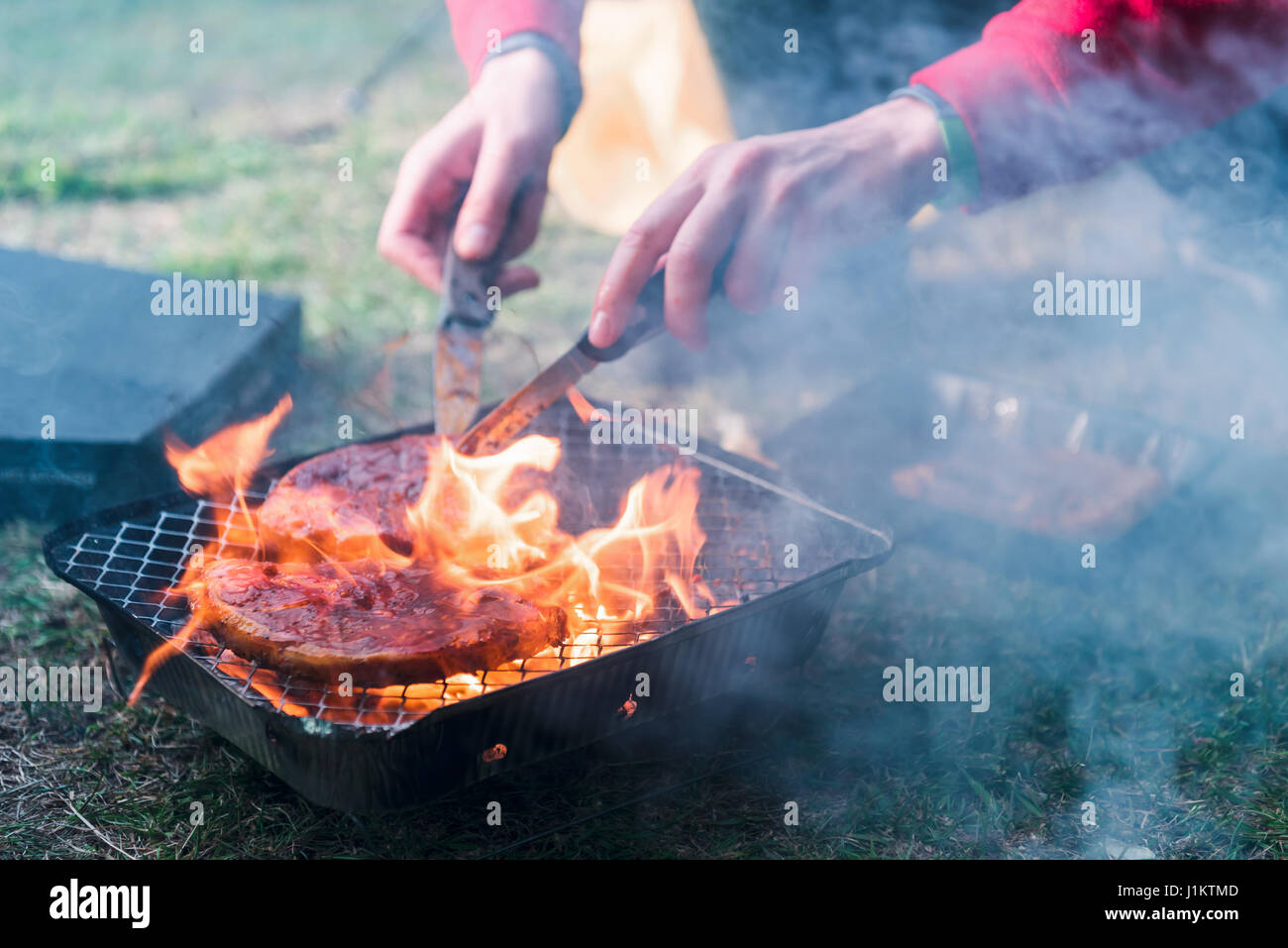 Striping bistecca di carne di montone sulla non-lamina permanente grill closeup Foto Stock