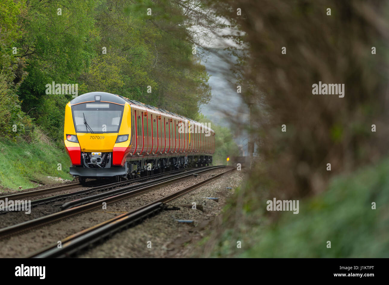 New South West treni 707 di classe sul test di prova eseguire Foto Stock