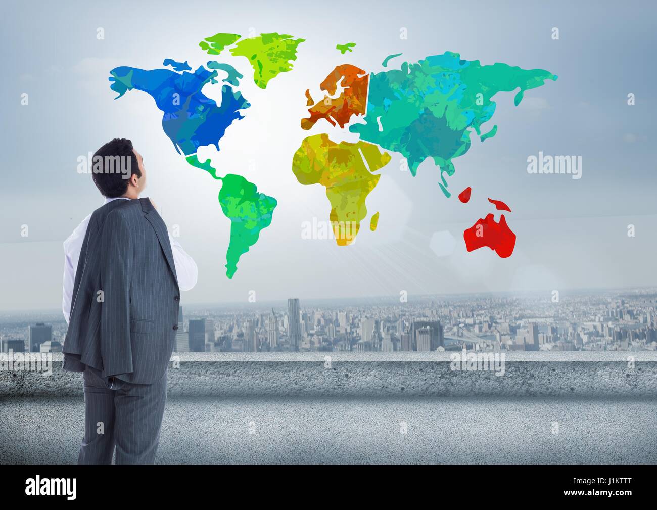 Composito Digitale di imprenditore guardando la mappa colorata con lo sfondo della città Foto Stock