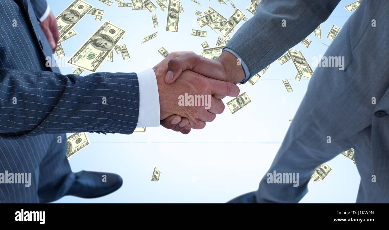 Composito Digitale della sezione mediana di uomini di affari che stringono le mani con il denaro in background Foto Stock