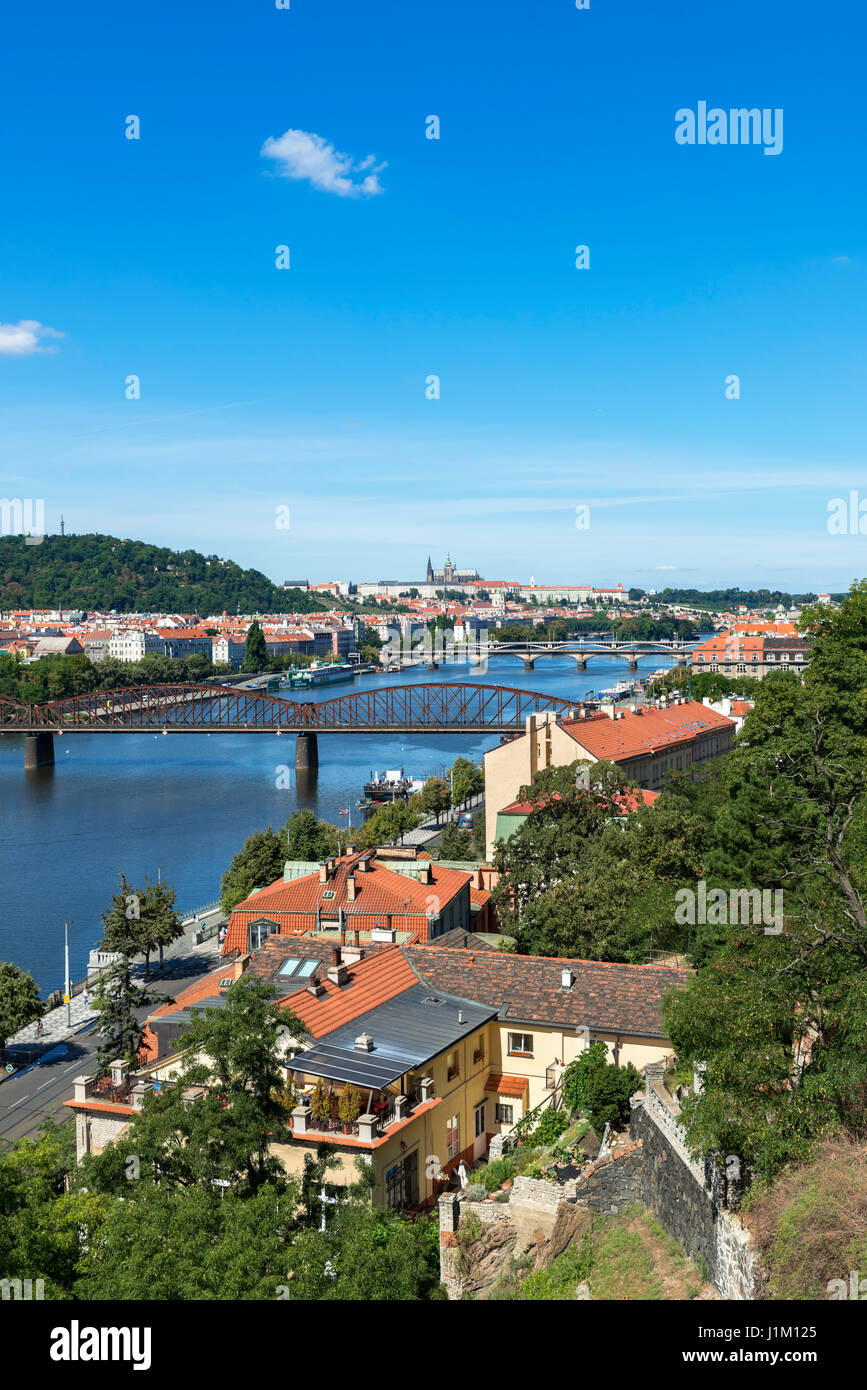 Vista sul Fiume Vlatva verso la città vecchia dalla cittadella di Vysehrad, Praga, Repubblica Ceca Foto Stock