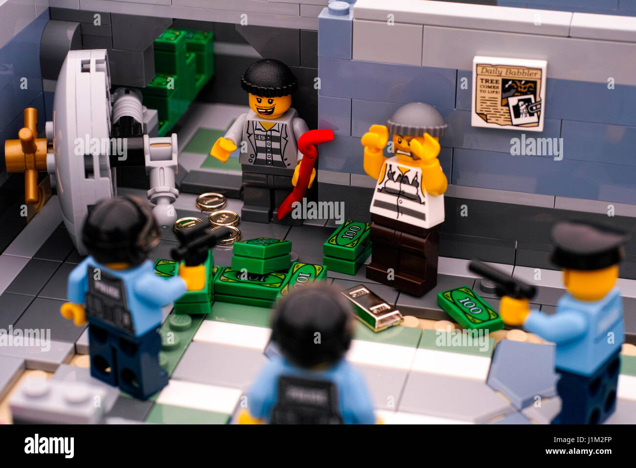 Tambov, Federazione Russa - Gennaio 08, 2017 Banca Lego di effrazione. Due ladri arrestati da tre policemans dopo che hanno rotto la porta del caveau della banca e ta Foto Stock