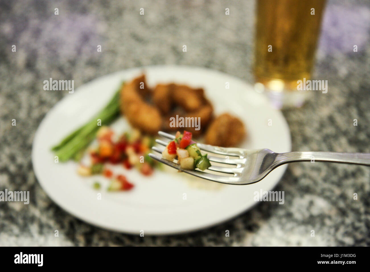 Un sano piatto a base di pesce e verdure Foto Stock