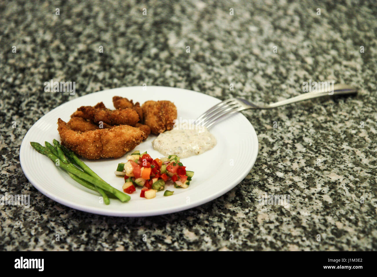 Un sano piatto a base di pesce e verdure Foto Stock