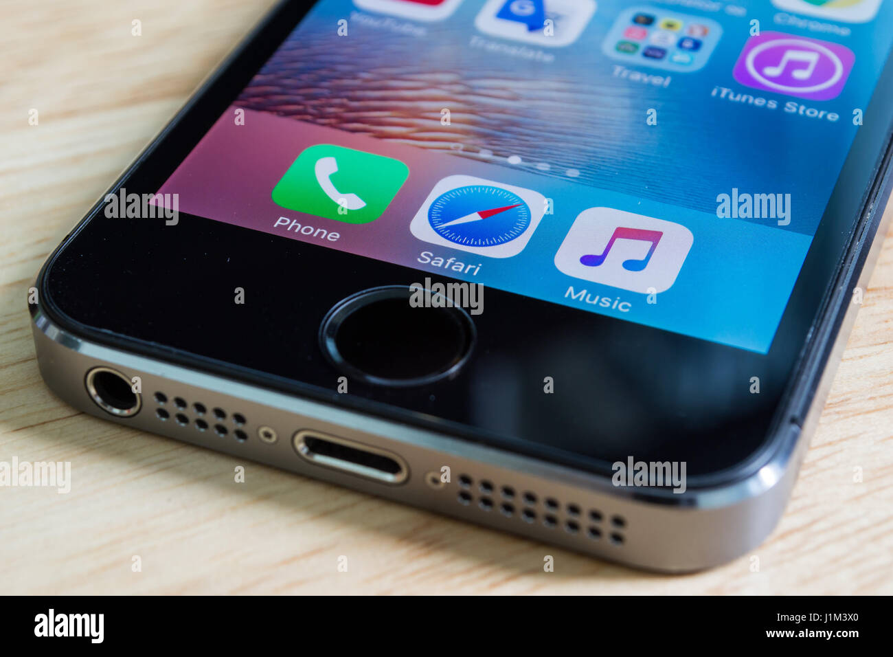 Bangkok, Tailandia - 6 Giugno 2016 : Apple iPhone5s che mostra il suo schermo con telefono, safari e le applicazioni musicali. Foto Stock